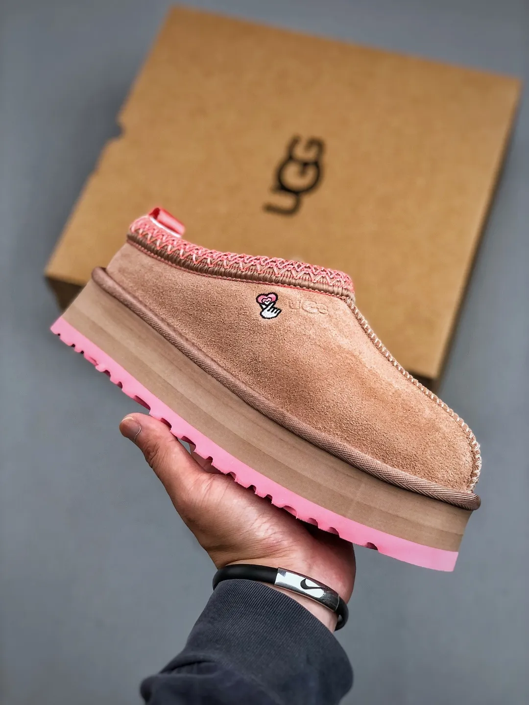 Local self-pickup💰560 supports store placement. The top version on the market. UGG Tazz ethnic style thick-soled women's model. Xiaohongshu's hot model. Produced by a major foreign trade factory in Guangzhou. From toe to insole, genuine sheep fur. Independent outer box packaging. Chip. With waterproof technology. Differentiating from any version on the market. 5cm thick sole. Independently developed original outsole. Cashmere insole. Keep warm when going out in winter. It is a very suitable choice for home use. In the new year, uug has launched a style series, which is partially biased towards the preferences of young consumers. It has also moved to the forefront of fashion trends. Shoe body material. Water-repellent coated suede upper. 17mm UGGPURE™ implanted wool insole. Lightweight non-slip and comfortable rubber outsole. With brand LOGO. With full packaging. Size: 35-40